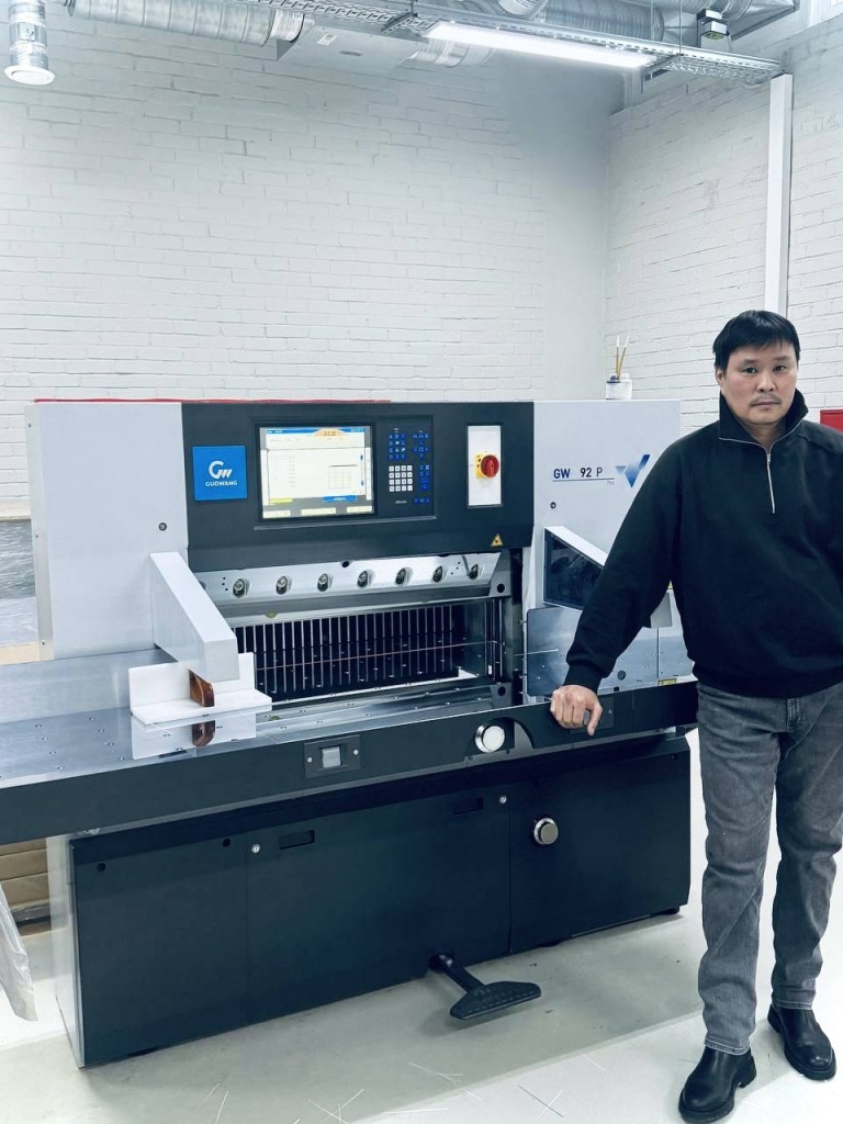 Цифровая типография «Домино» модернизировала производство: установлена новая бумагорезательная машина Guowang GW 115P