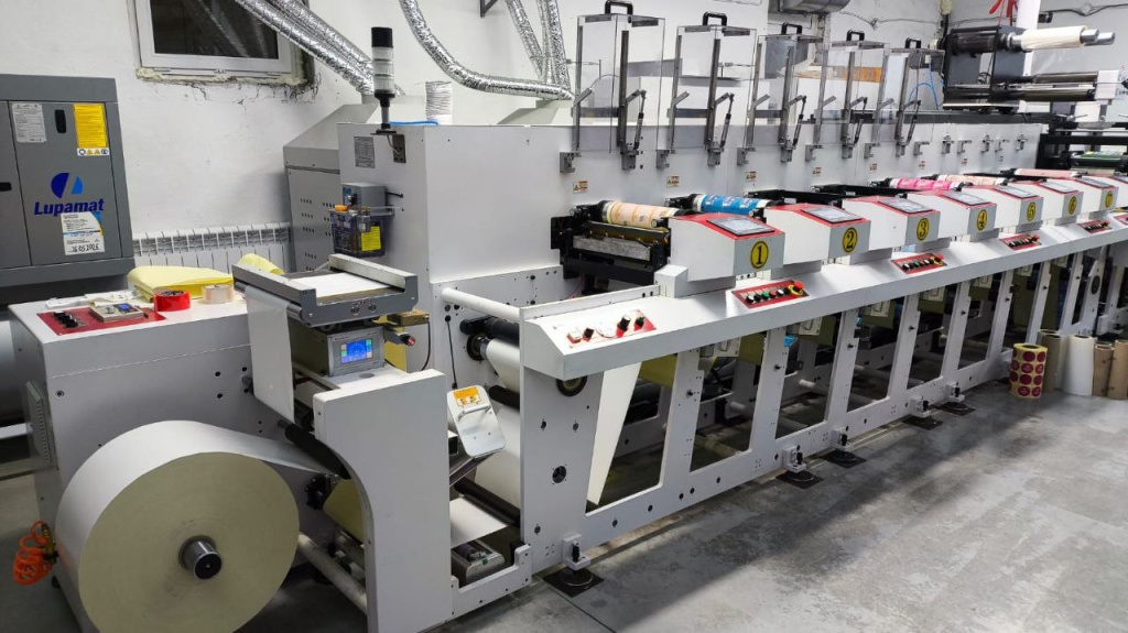 Производство самоклеящейся этикетки в Челябинске усилено узкорулонной флексографской машиной Donghang DHFP-350-8